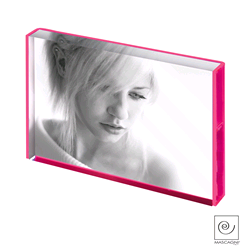 CORNICE PORTAFOTO IN PLEXIGLASS CON PROFILI FUXIA  15X20 CM.  MASCAGNI